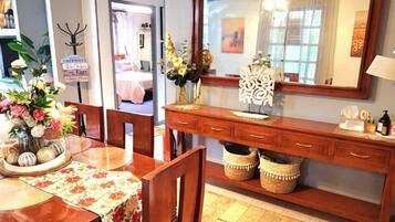 Signature House, 3 Bedrooms, Patio, Garden View | In-room dining