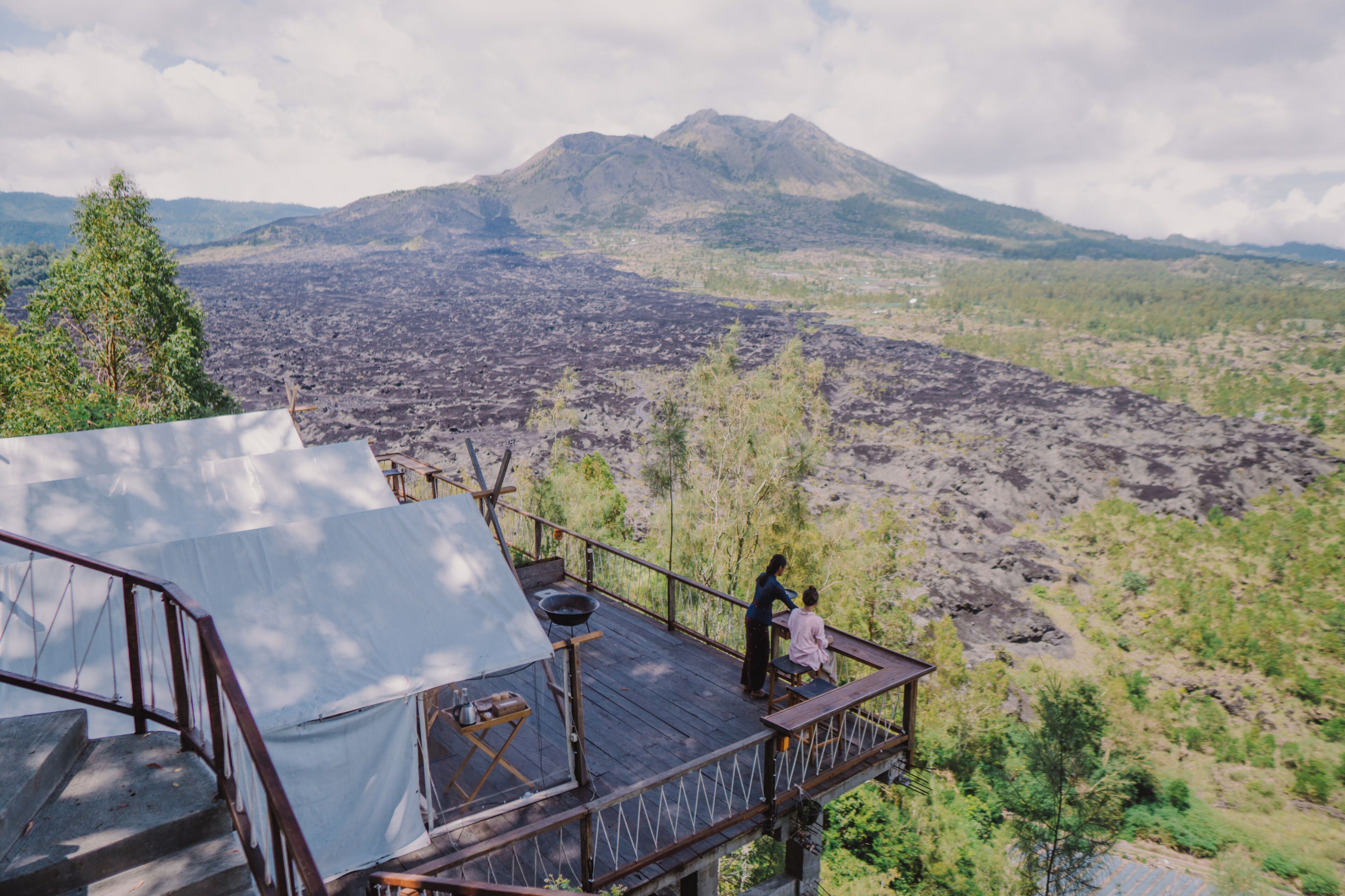 Escritorio y ropa de cama 