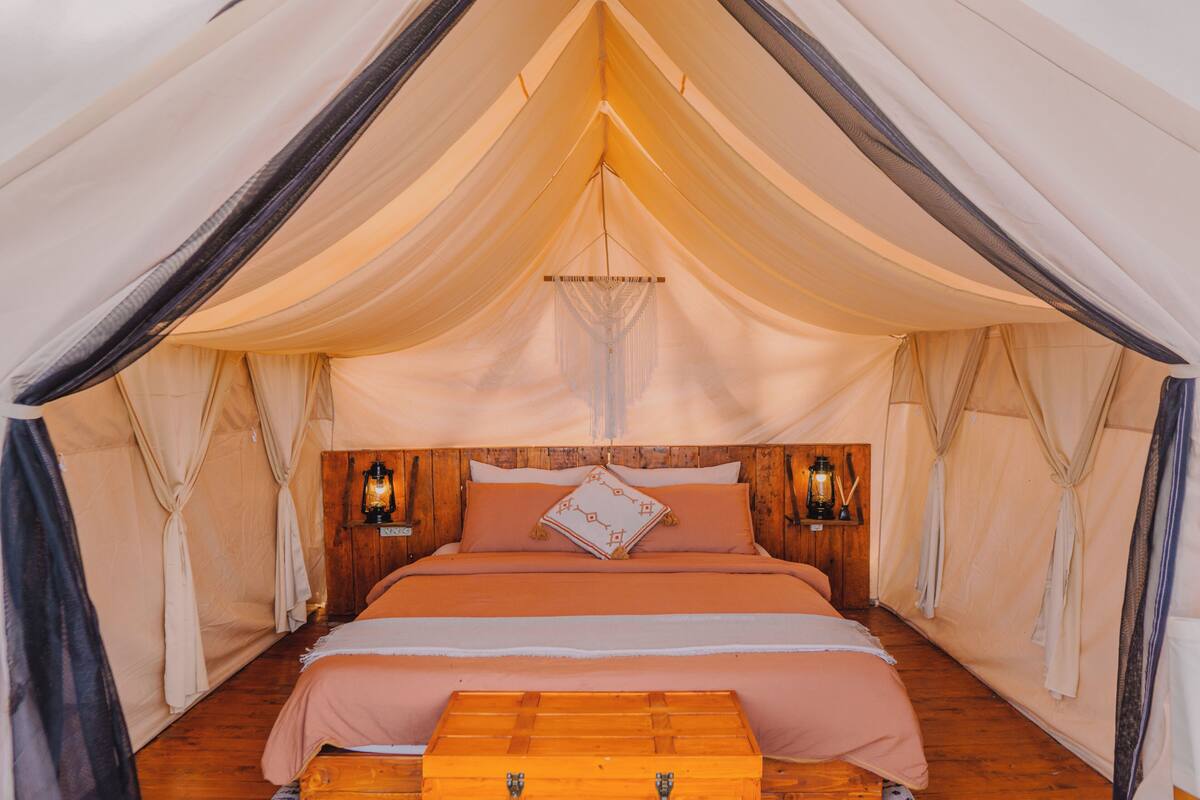 Glamping Sayong | 办公桌、床单
