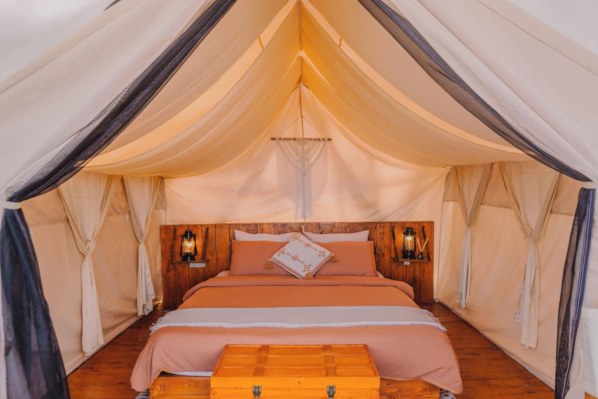 Glamping Sayong | 1 bedroom, desk, bed sheets