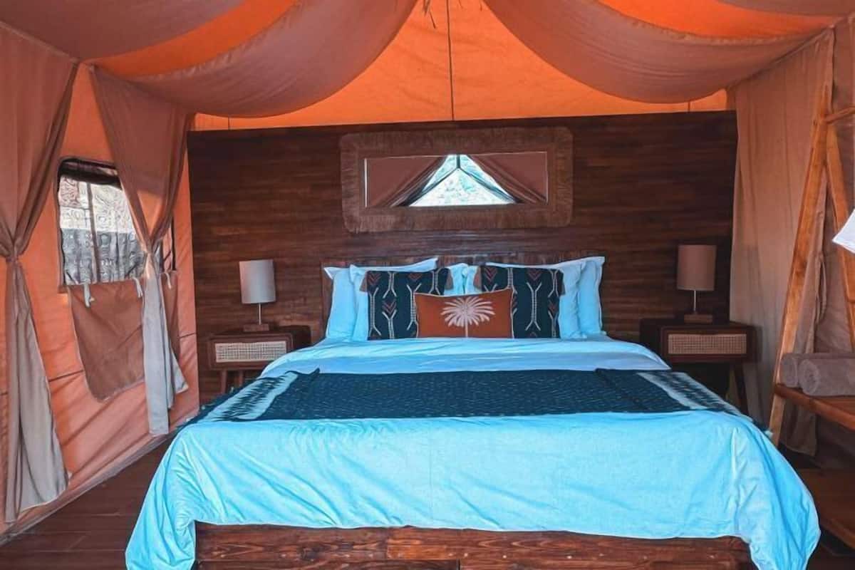 1 bedroom, desk, bed sheets