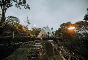 Glamping Rejeng | Desk, bed sheets
