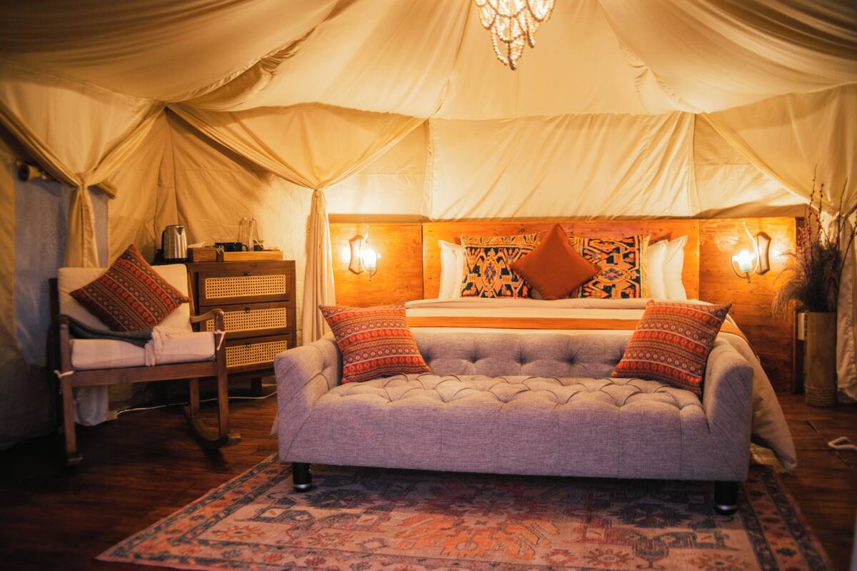 Glamping Abing | 办公桌、床单