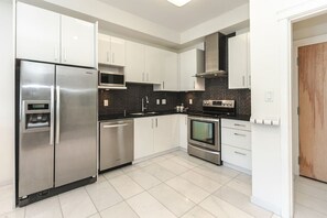 Mikrobølgeovn, ovn, kogeplade, opvaskemaskine