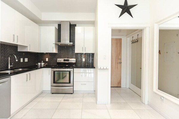 Microondas, horno, placa de cocina, lavavajillas