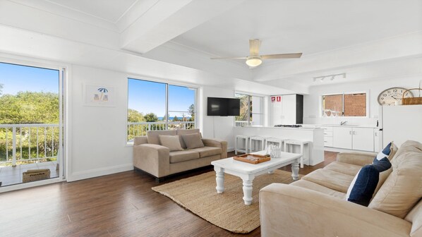 TV - Casa Bianca | Accom Holidays (COPACABANA)