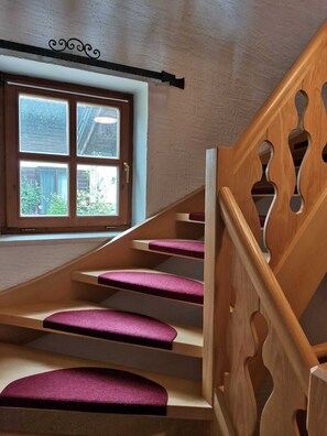 Interior - Ferienwohnung Gipfelblick, 41 qm, bis 3 Personen, Wohnschlafraum, Balkon (Unterwössen)