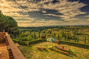 Outdoor dining - Cosy apartment for 4 people with pool, WIFI, TV and panoramic view, close to San Gimignano (Montaione)