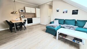 Un apartamento moderno con cocina, comedor y sala de estar.