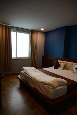 Habitación Deluxe doble | Mobiliario individual, escritorio, wifi gratis y ropa de cama