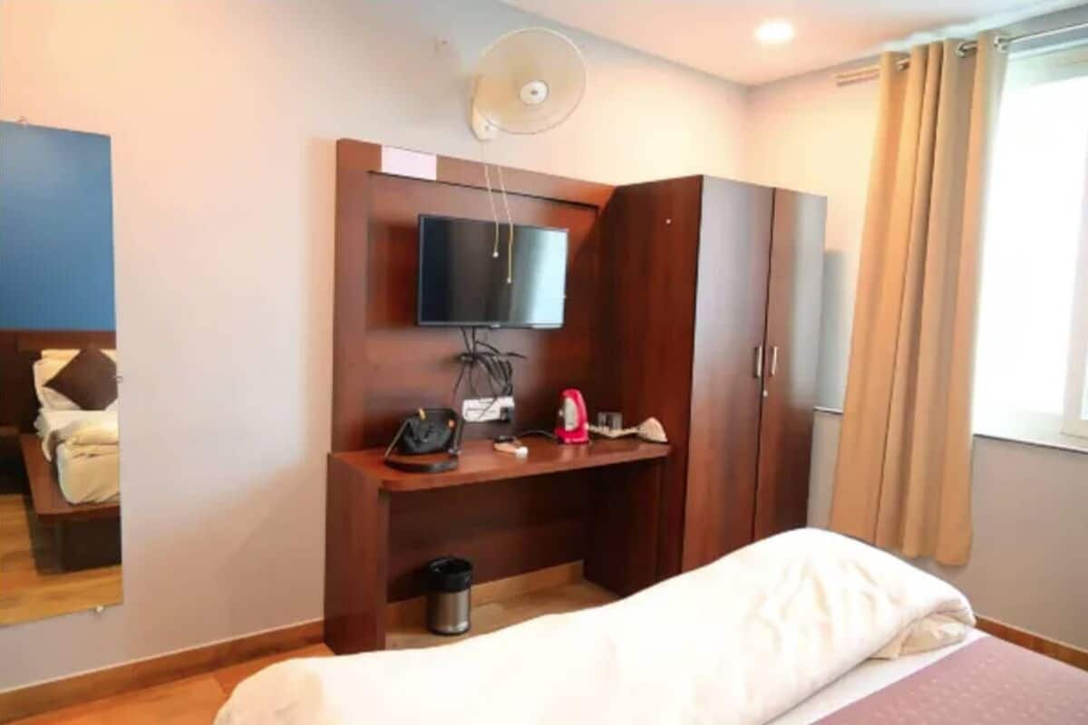 Een bureau, gratis wifi, individueel gemeubileerd, beddengoed