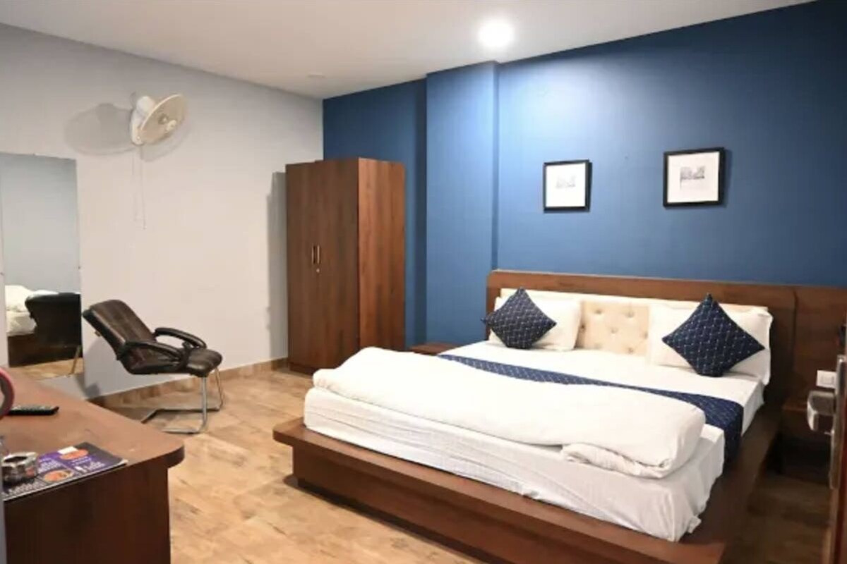 Desk, WiFi (free), individually furnished, bed sheets