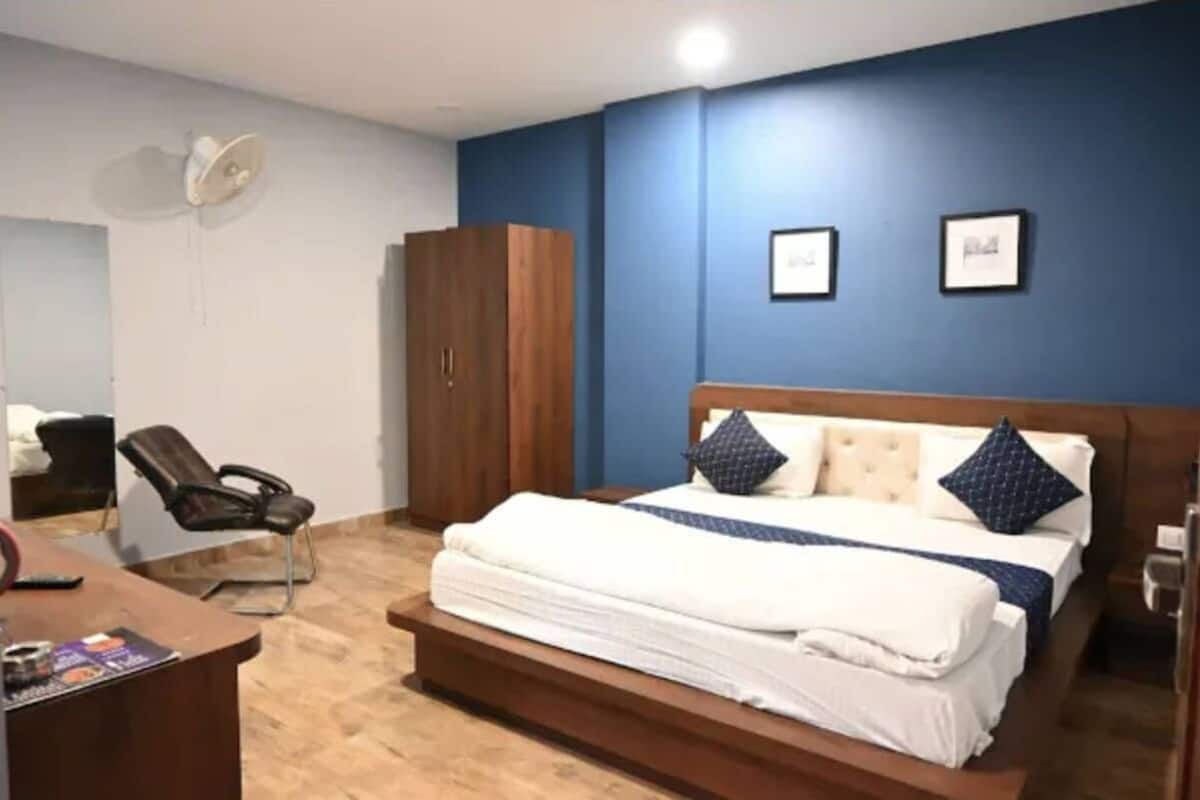 Een bureau, gratis wifi, individueel gemeubileerd, beddengoed