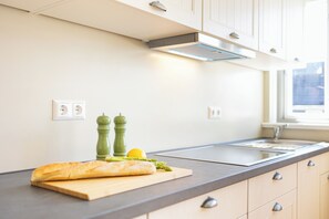 Réfrigérateur, plaque de cuisson, lave-vaisselle, cafetière/bouilloire