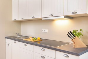 Geladeira, cooktop, lava-louças, cafeteira/chaleira