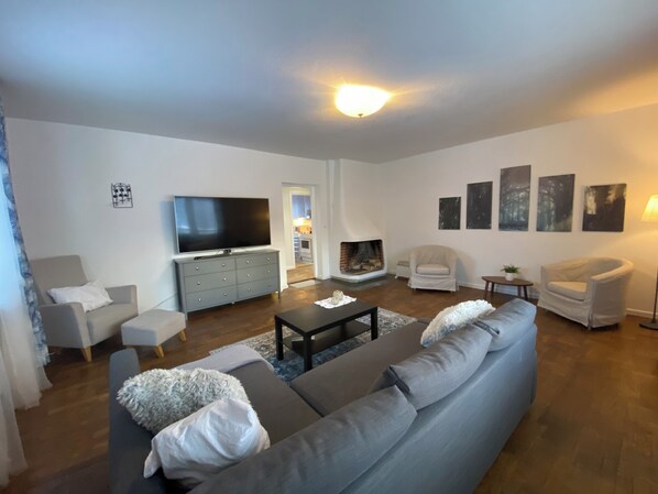 Fireplace - Nice cozy apartment with separeate bedrooms large living area, kitchen, bathroom (Västernorrlands län)