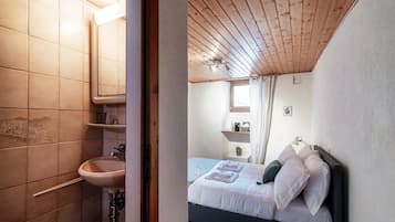 1 habitación, tabla de planchar con plancha, internet y ropa de cama
