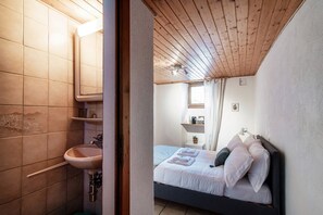1 bedroom, iron/ironing board, internet, bed sheets