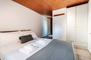 1 bedroom, iron/ironing board, internet, bed sheets