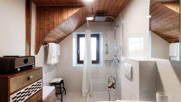 Chuveiro, secador de cabelo, sabonete, shampoo