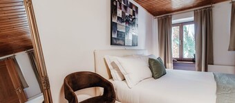 Romantic duplex a stone's throw from the EOC (CASA GIANNA)