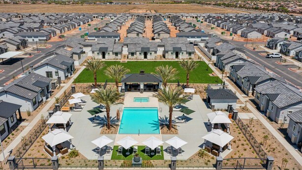 Un quartier résidentiel avec des maisons modernes, une piscine centrale et des espaces de détente en plein air.