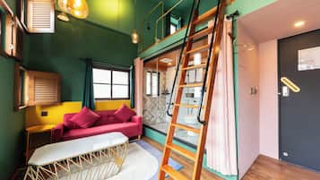 Decoración personalizada, escritorio y espacio para trabajar con laptop