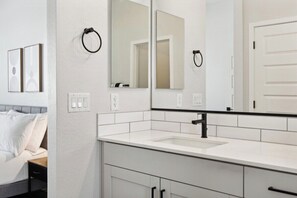 シャワー、ヘアドライヤー、タオル