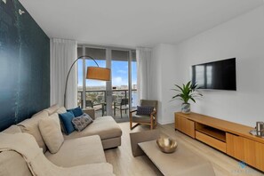 TV, offices - Spectacular Apartment with Pool, Gym and Balcony (Hallandale Beach)