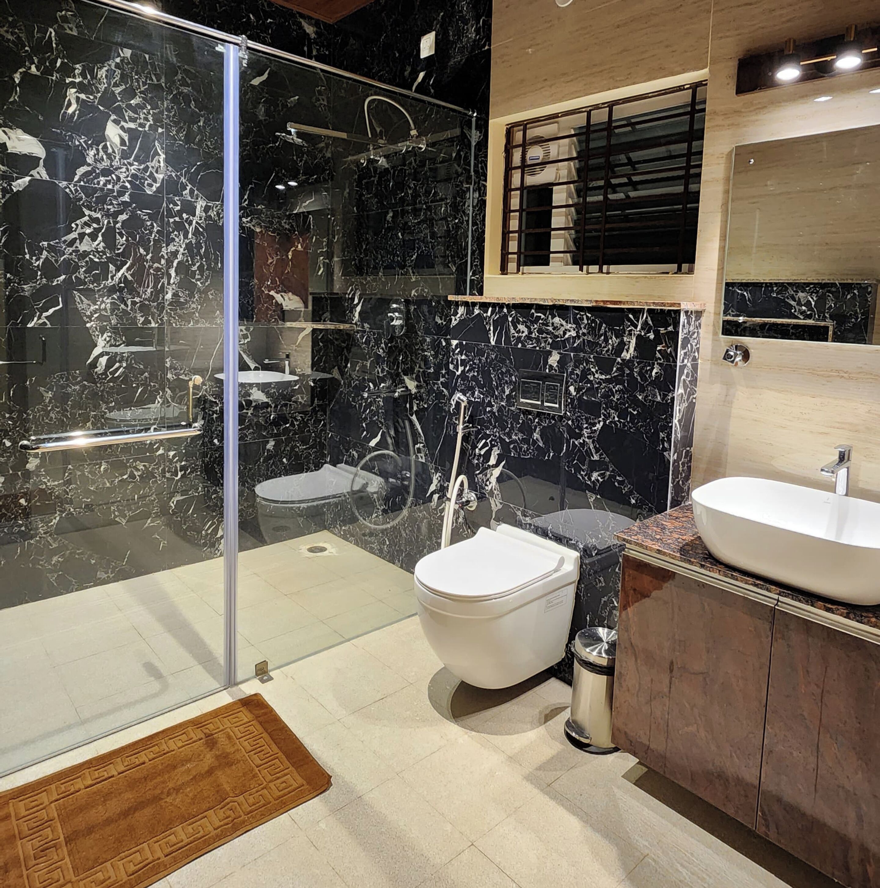 Chambre Deluxe | Salle de bain | Douche, douche à « effet pluie », articles de toilette gratuits