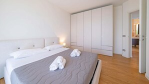 3 Schlafzimmer, Schreibtisch, Bügeleisen/Bügelbrett, WLAN