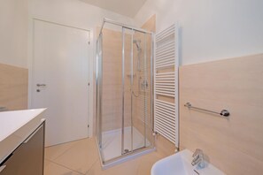 Dusche, Haartrockner, Bidet, Handtücher