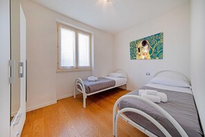 3 Schlafzimmer, Schreibtisch, Bügeleisen/Bügelbrett, WLAN