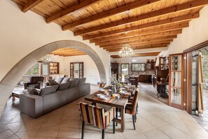 In-room dining - Troodos Mature Pine Chalet (Pedhoulas)