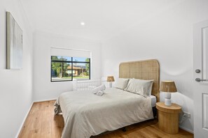 5 bedrooms, iron/ironing board, internet, bed sheets