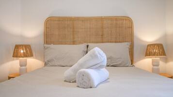 5 bedrooms, iron/ironing board, Internet, bed sheets