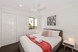 3 slaapkamers, een strijkplank/strijkijzer, gratis wifi, beddengoed