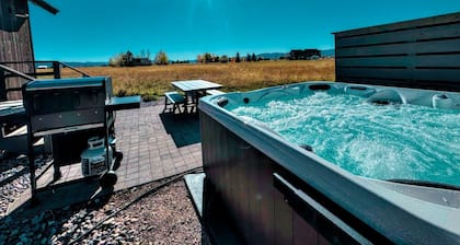 Mountain Modern Guest House w/Teton Views, A/C + Hot Tub