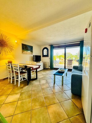 Appartamento | Area soggiorno | TV a schermo piatto 22 pollici con canali via cavo