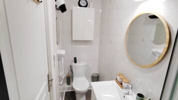 Ducha, secador de pelo, toallas, jabón