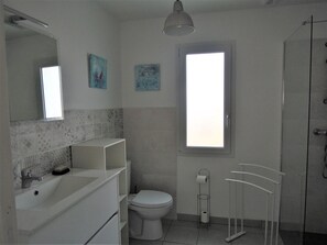 Douche, sèche-cheveux, serviettes fournies, savon