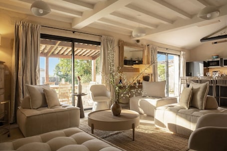Smart TV, fireplace, stereo. Le Mas Gascon, 4* with Pool, Hammam & Sauna
