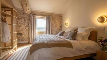 6 bedrooms, iron/ironing board, travel crib, free WiFi