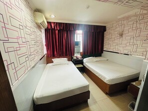 Comfort Quadruple Room, City View | Free WiFi - Tai Tung Hostel (Kowloon)