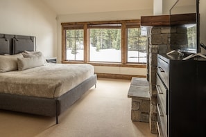 4 bedrooms, iron/ironing board, free WiFi, bed sheets - Spanish Peaks Cabin with Ski-in/Ski-out Access! Hot Tub! (Big Sky)