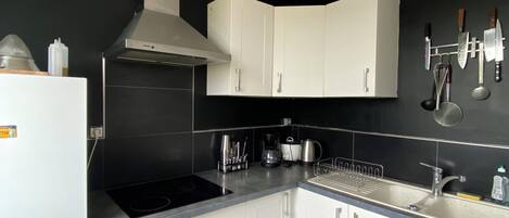 Réfrigérateur, four, plaque de cuisson, cafetière/bouilloire