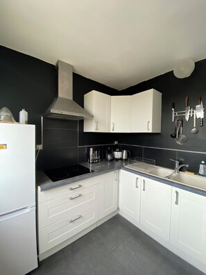 Køleskab, ovn, kogeplade, kaffe-/temaskine