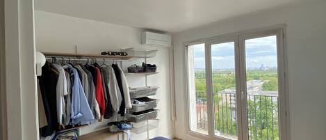 1 slaapkamer, een bureau, wifi (toeslag), beddengoed