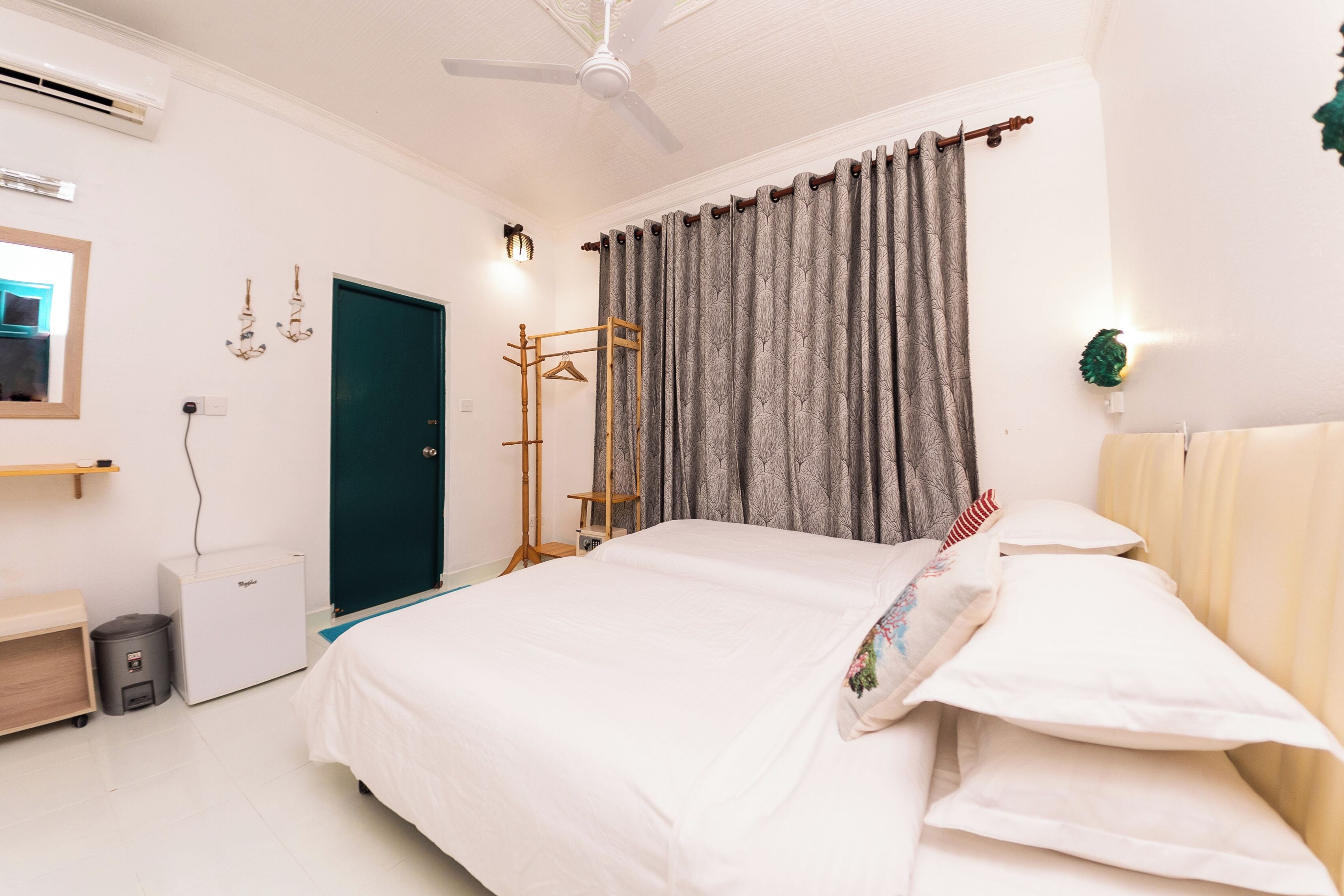 Minibar y caja de seguridad en la habitación 