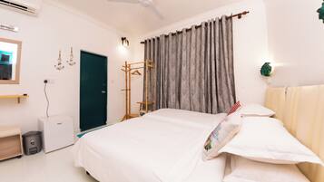 Deluxe Twin Room | Minibar, in-room safe, iron/ironing board, free WiFi